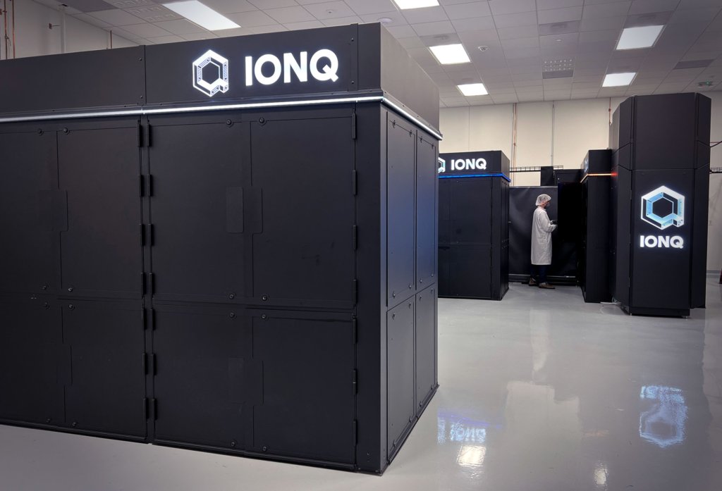 IonQ社、第4四半期および通期決算を発表、IDQuantiqueの買収計画、5億ドルの時価発行による資金調達、および経営陣の変更を発表
