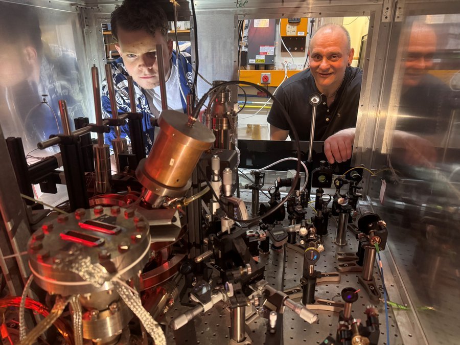 量子・センシング応用のための超高感度イオントラップ型電界センサーをサセックス大学の研究者らが実証