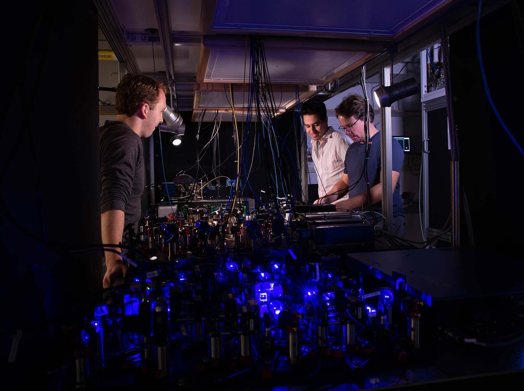 量子応用に向けて原子運動の超もつれをCaltech研究者らが実証
