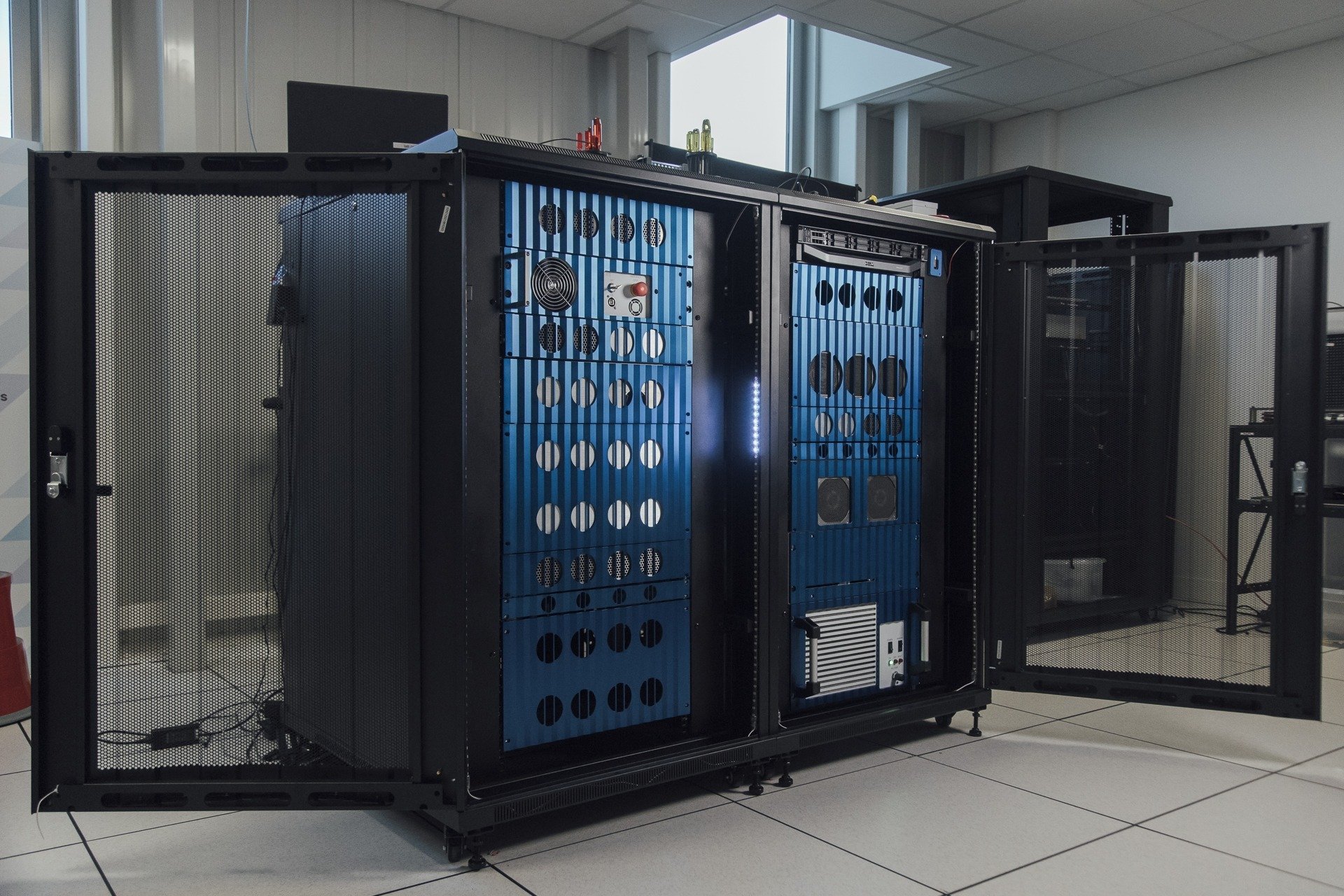 量子ビット数の倍増と4,000倍のパワー向上を実現したQuandelaの光量子コンピューター「Belenos」が始動