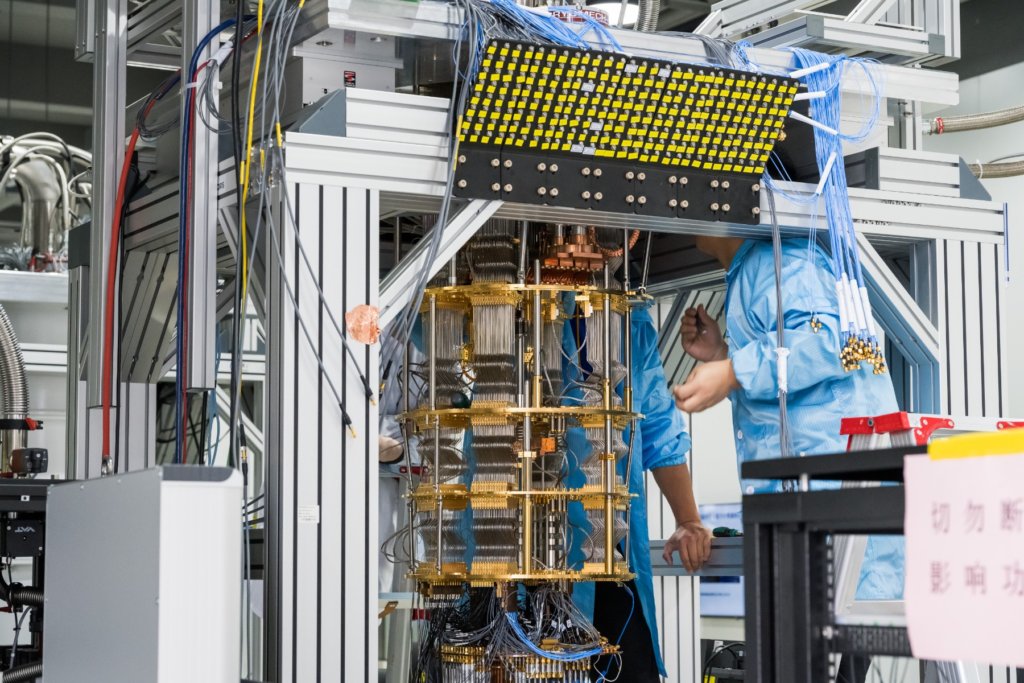 中国が数十億のパラメータを持つAIモデルの量子支援による微調整を実証
