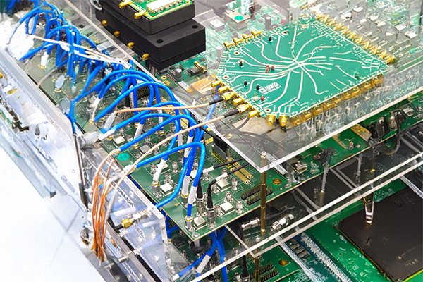 大規模量子コンピュータ向け制御エレクトロニクスプラットフォーム「Manarat」をTIIが発表